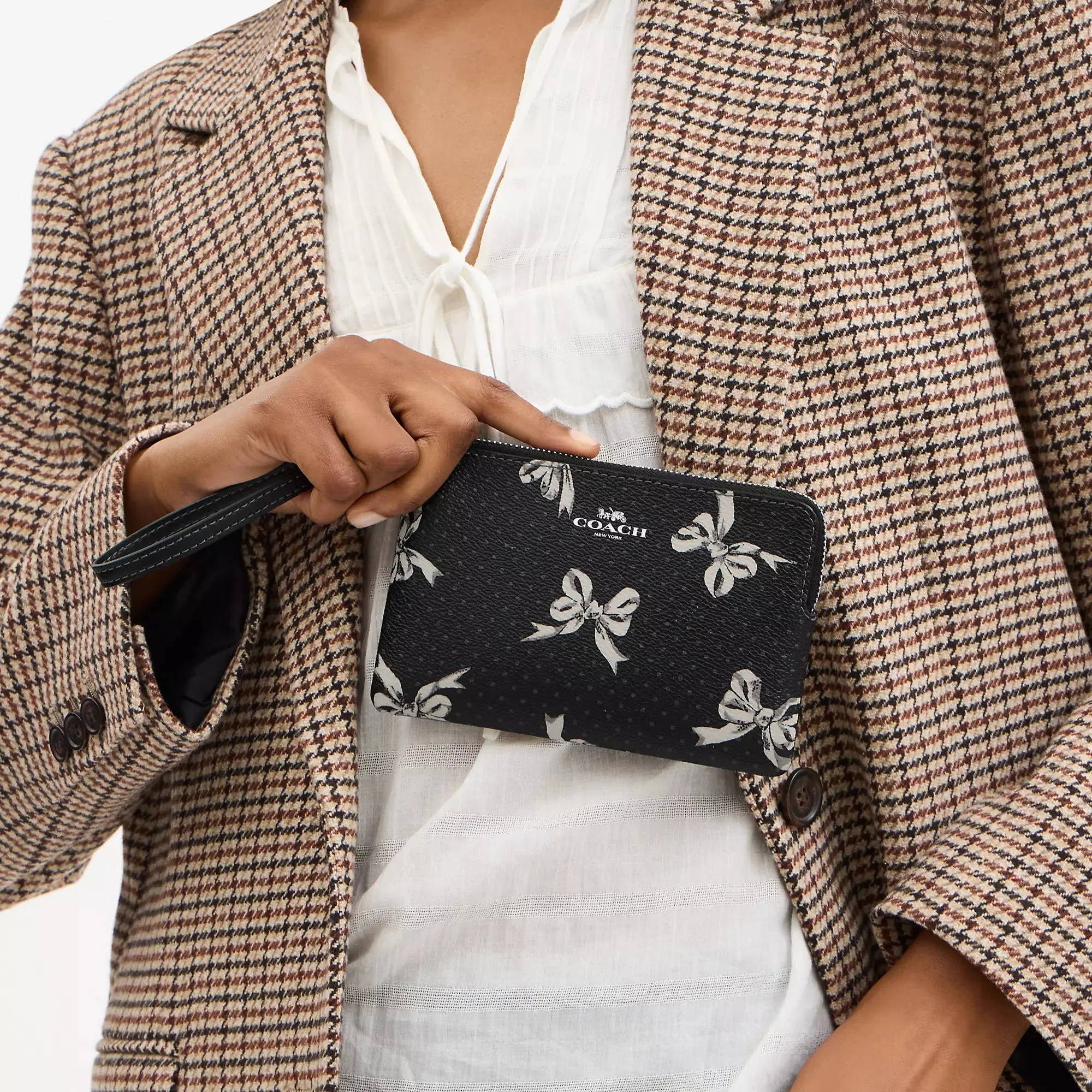 Coach Outlet Corner Zip Wristlet With Bow Print